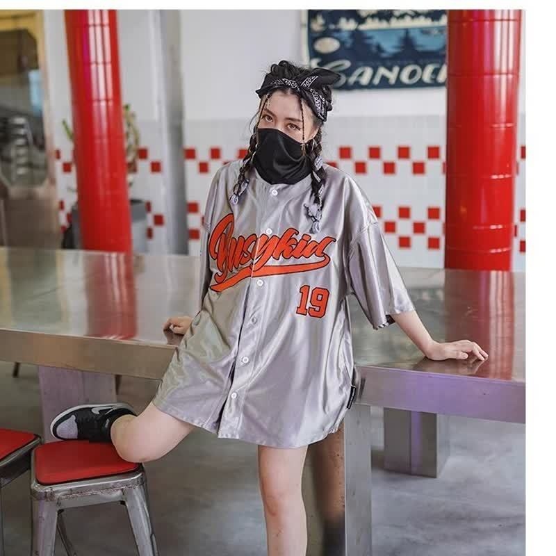 Ljetna unisex košulja s kratkim rukavima, u srebrnoj boji, širokog kroja, casual stil inspiriran fakultetom, jednobojna