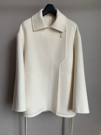 Ženski vuneni kaput, slobodan kroj, srednja duljina 65-80 cm, ovratnik lutkasti, raglan rukavi