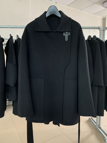 Ženski vuneni kaput, slobodan kroj, srednja duljina 65-80 cm, ovratnik lutkasti, raglan rukavi