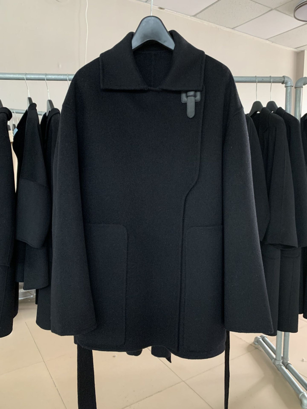 Ženski vuneni kaput, slobodan kroj, srednja duljina 65-80 cm, ovratnik lutkasti, raglan rukavi