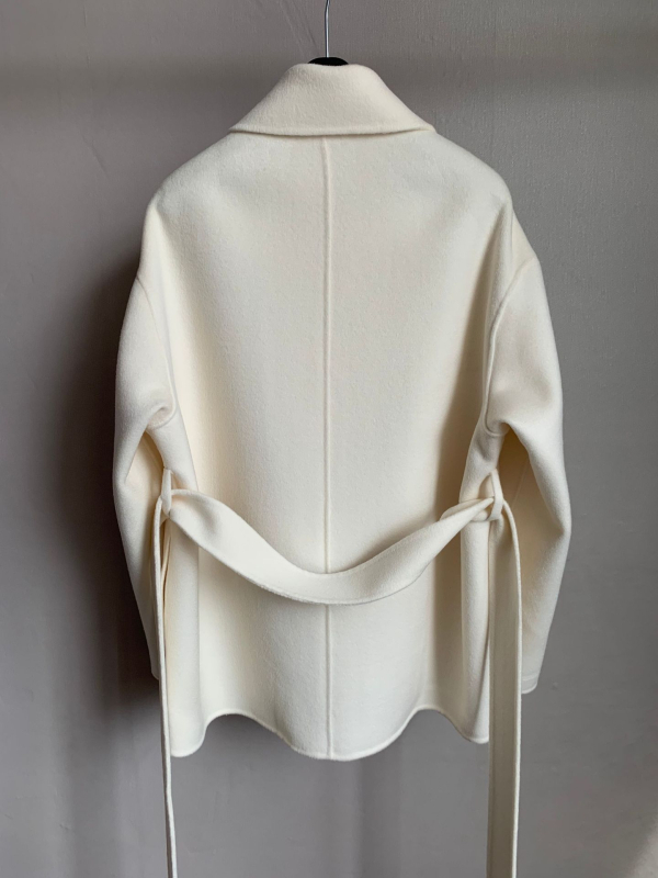 Ženski vuneni kaput, slobodan kroj, srednja duljina 65-80 cm, ovratnik lutkasti, raglan rukavi