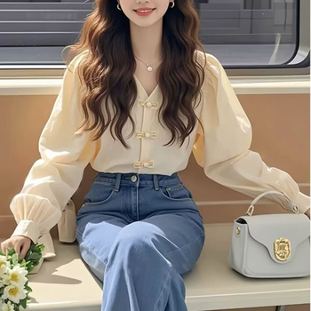 Moteriški spalvų blokų ilgarankoviai marškiniai, V kaklas, puloverio siluetas, lampioniniai rankovės, koliažo/splice dizainas, audinys akrilas su 30–50% elastano ir regeneruotos celiuliozės pluoštas, pavasaris 2025