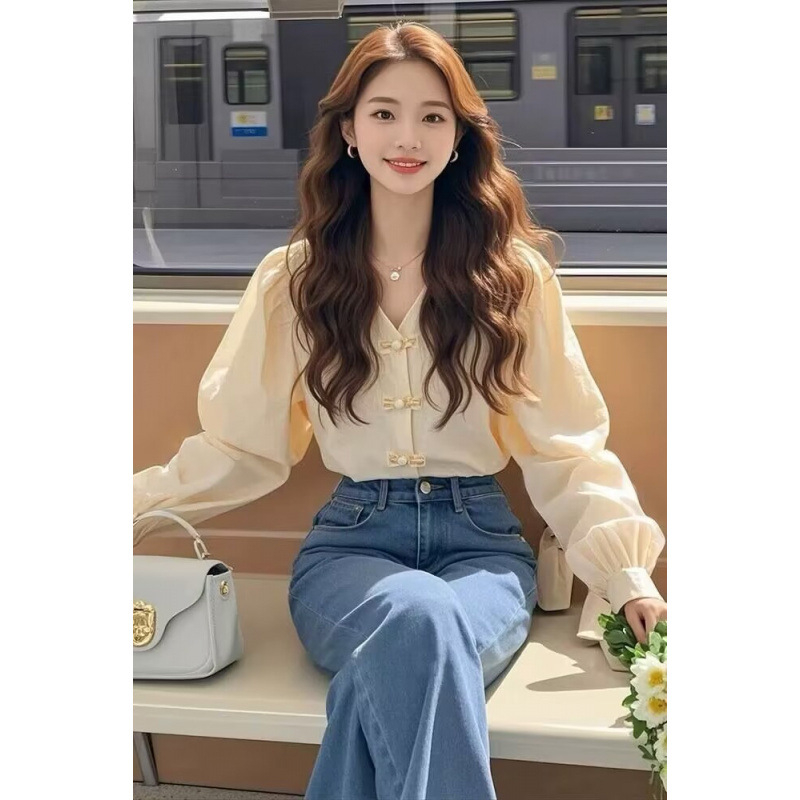 Moteriški spalvų blokų ilgarankoviai marškiniai, V kaklas, puloverio siluetas, lampioniniai rankovės, koliažo/splice dizainas, audinys akrilas su 30–50% elastano ir regeneruotos celiuliozės pluoštas, pavasaris 2025