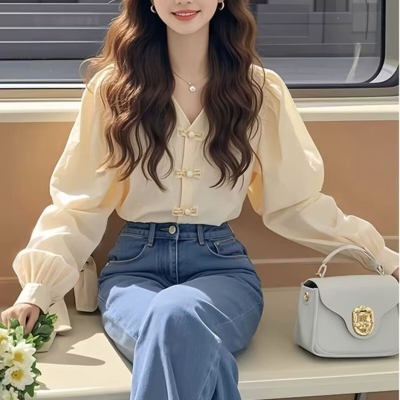 Moteriški spalvų blokų ilgarankoviai marškiniai, V kaklas, puloverio siluetas, lampioniniai rankovės, koliažo/splice dizainas, audinys akrilas su 30–50% elastano ir regeneruotos celiuliozės pluoštas, pavasaris 2025