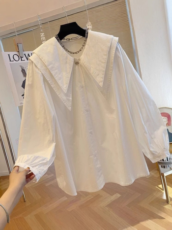 Риза – полиестер, основна материя 90–95% полиестер; дълги ръкави; яка поло; свободна кройка; предна планка с копчета; дължина 50–65 cm