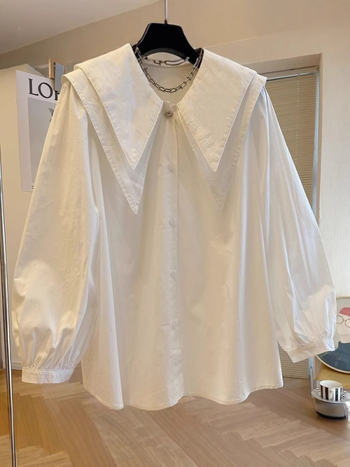 Риза – полиестер, основна материя 90–95% полиестер; дълги ръкави; яка поло; свободна кройка; предна планка с копчета; дължина 50–65 cm