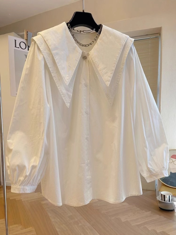 Риза – полиестер, основна материя 90–95% полиестер; дълги ръкави; яка поло; свободна кройка; предна планка с копчета; дължина 50–65 cm