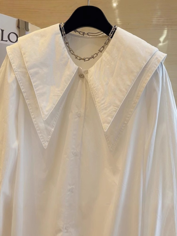 Риза – полиестер, основна материя 90–95% полиестер; дълги ръкави; яка поло; свободна кройка; предна планка с копчета; дължина 50–65 cm