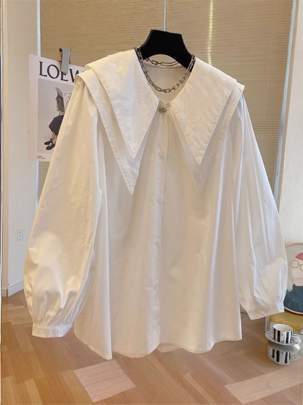 Риза – полиестер, основна материя 90–95% полиестер; дълги ръкави; яка поло; свободна кройка; предна планка с копчета; дължина 50–65 cm