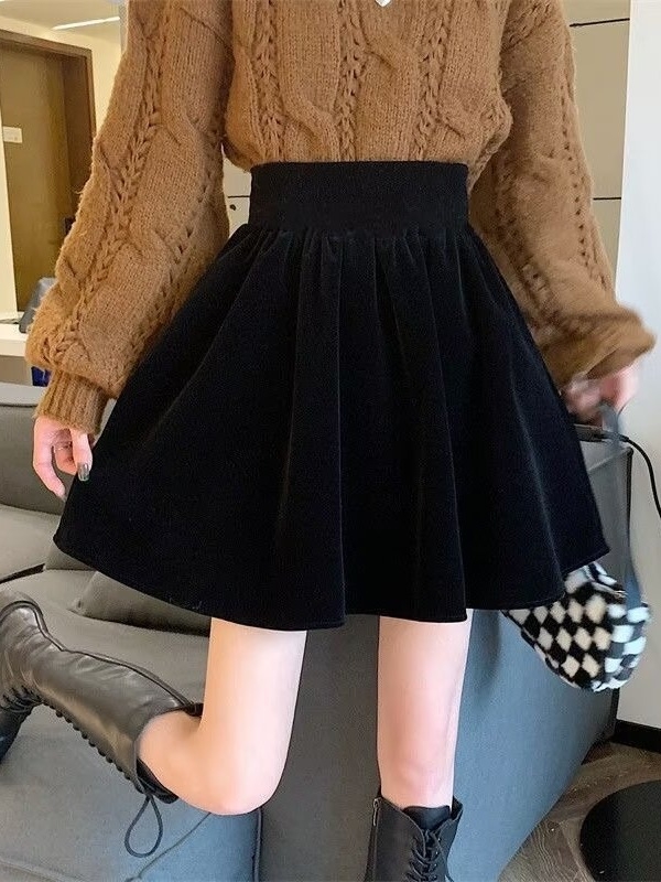 Baršunasta plisirana A-linijska mini suknja s visokim strukom, kratka duljina