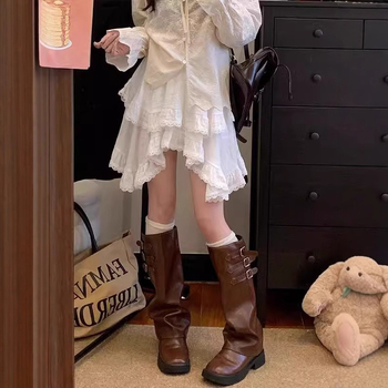 Nepravilna kratka suknja od poliestera, jednobojna, s volanima i asimetričnim dizajnom, udio poliestera 30–50%, proljeće 2025