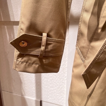 Trench coat s vezanjem, uski kroj, dvostruko kopčanje, tkanina od vunene smjese