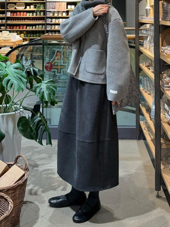 Ženska vunena suknja A-linije, kruškolikog oblika, srednje duljine, trodimenzionalni kroj, jednobojni uzorak, mikroelastičnost.