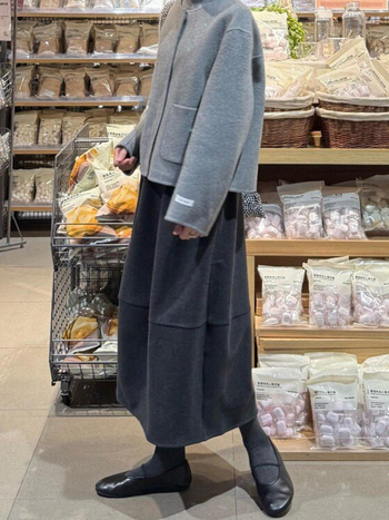 Ženska vunena suknja A-linije, kruškolikog oblika, srednje duljine, trodimenzionalni kroj, jednobojni uzorak, mikroelastičnost.