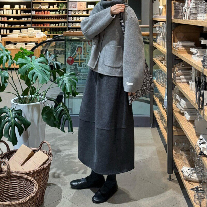 Ženska vunena suknja A-linije, kruškolikog oblika, srednje duljine, trodimenzionalni kroj, jednobojni uzorak, mikroelastičnost.