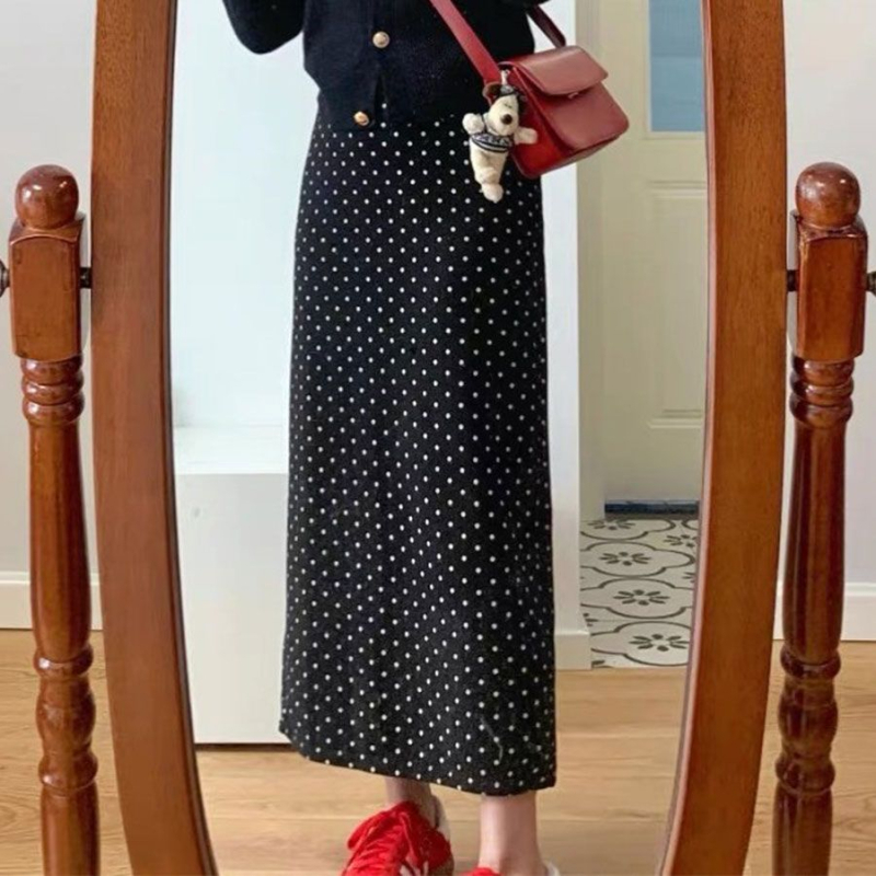 Подплатена миди пола с висока талия, разкроена, точкова шарка