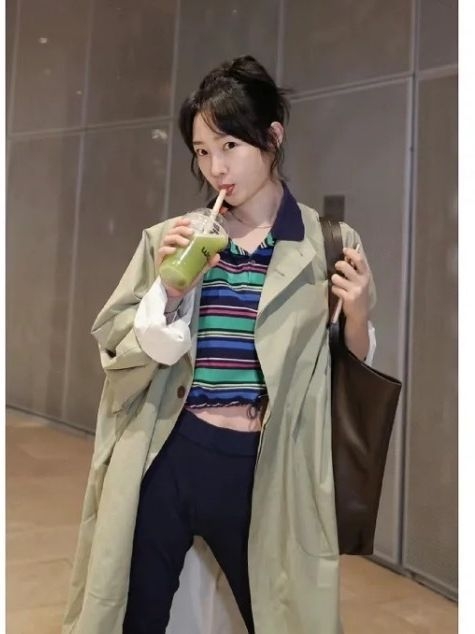 Ženska pamučna jakna srednje duljine s ovratnikom i jednostrukim zatvaranjem, opuštena silueta, dugi rukavi, jesen 2024