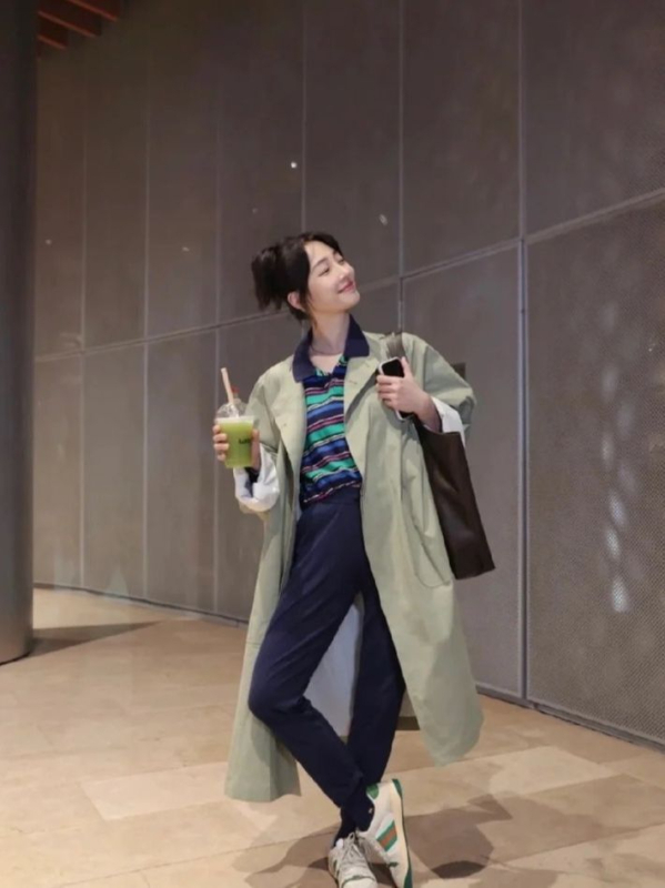 Ženska pamučna jakna srednje duljine s ovratnikom i jednostrukim zatvaranjem, opuštena silueta, dugi rukavi, jesen 2024