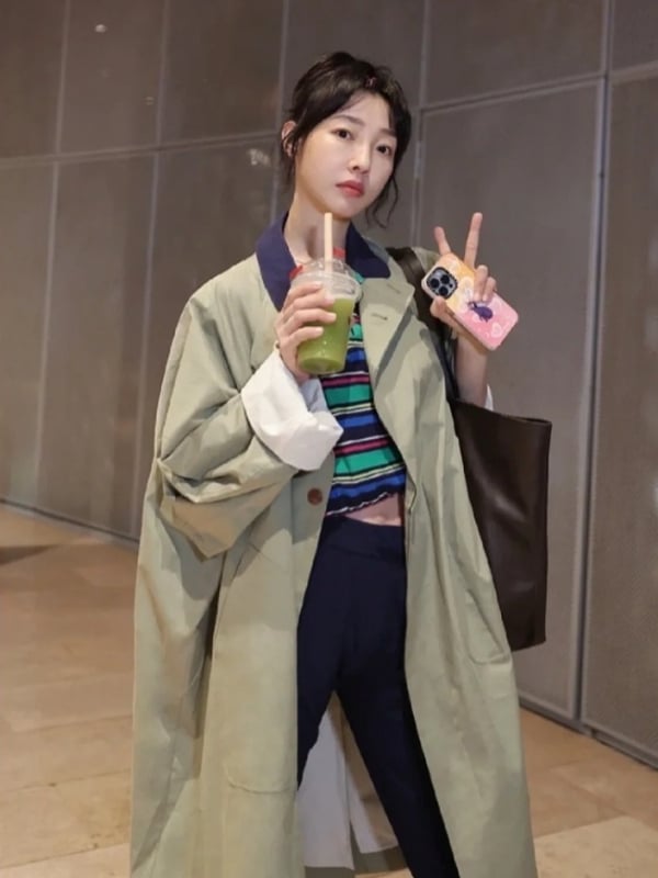 Ženska pamučna jakna srednje duljine s ovratnikom i jednostrukim zatvaranjem, opuštena silueta, dugi rukavi, jesen 2024