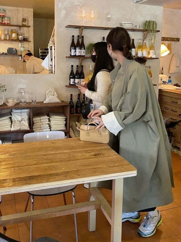 Ženska pamučna jakna srednje duljine s ovratnikom i jednostrukim zatvaranjem, opuštena silueta, dugi rukavi, jesen 2024