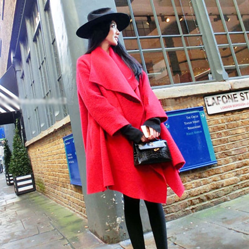 Ženski kaput u stilu plašta, srednja duljina, kvadratni ovratnik, jednobojan, poliester smjesa.