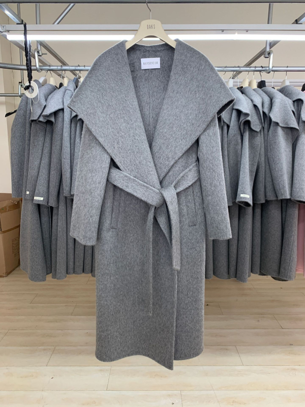 Ženski tweed kaput — gusta vunena-alpaka mješavina, dugačkog kroja, rever ovratnik, opuštena silueta (sadržaj vune 90–95%)