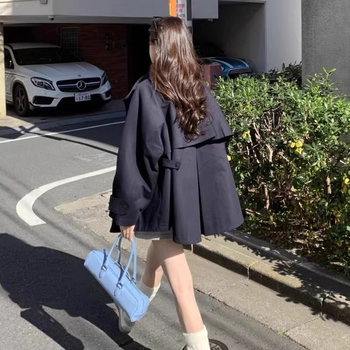 Sieviešu vējjaka ar stāvu apkakli, kolāžas/šķelšanas detaļa, brīvs piegriezums, garas piedurknes, vidējā garums