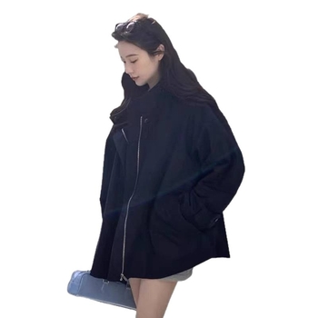 Sieviešu vējjaka ar stāvu apkakli, kolāžas/šķelšanas detaļa, brīvs piegriezums, garas piedurknes, vidējā garums