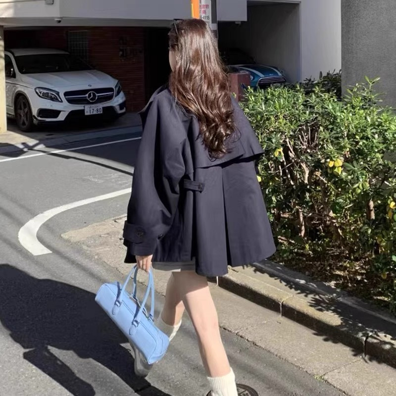 Sieviešu vējjaka ar stāvu apkakli, kolāžas/šķelšanas detaļa, brīvs piegriezums, garas piedurknes, vidējā garums