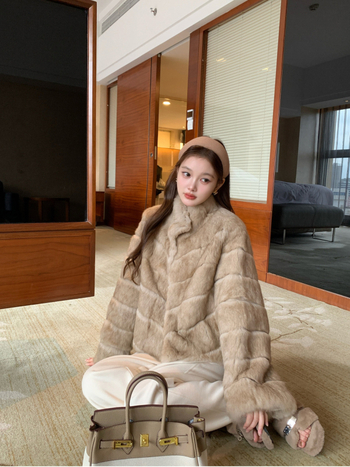 Nyúl szőrme kabát rejtett gombos elöl, állógallérral, hosszú ujjú, 50–65 cm hosszú, 2025-ös tél, női sztár-stílus