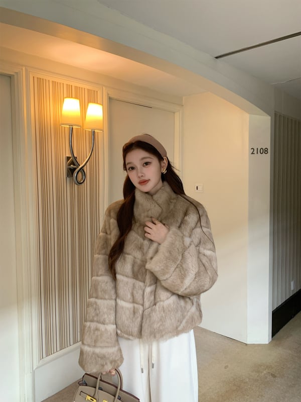 Nyúl szőrme kabát rejtett gombos elöl, állógallérral, hosszú ujjú, 50–65 cm hosszú, 2025-ös tél, női sztár-stílus