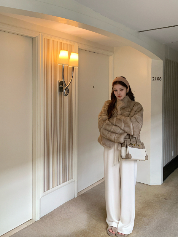 Nyúl szőrme kabát rejtett gombos elöl, állógallérral, hosszú ujjú, 50–65 cm hosszú, 2025-ös tél, női sztár-stílus