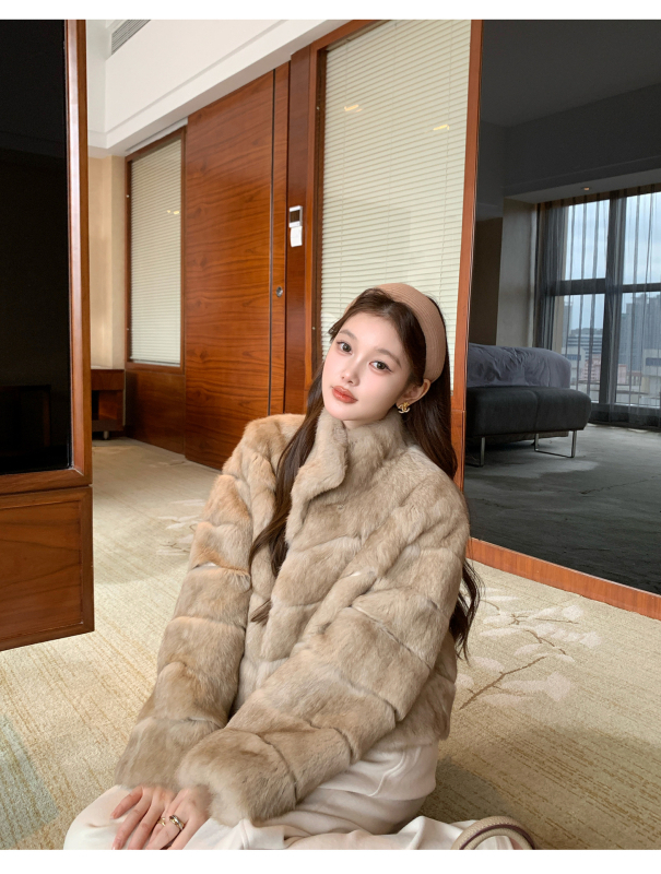 Nyúl szőrme kabát rejtett gombos elöl, állógallérral, hosszú ujjú, 50–65 cm hosszú, 2025-ös tél, női sztár-stílus