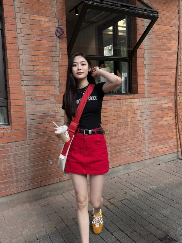 A-linijska mini suknja, chenille tkanina sa spandeksom, proljeće 2025, stil kraljevske sestre