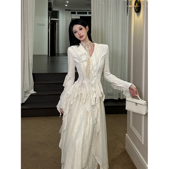 Dvodjelni set: top s dugim rukavima i nesimetrična suknja s corsage; materijal: akril; proljeće 2025; gradski stil