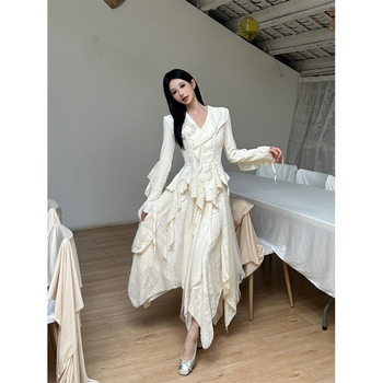 Dvodjelni set: top s dugim rukavima i nesimetrična suknja s corsage; materijal: akril; proljeće 2025; gradski stil