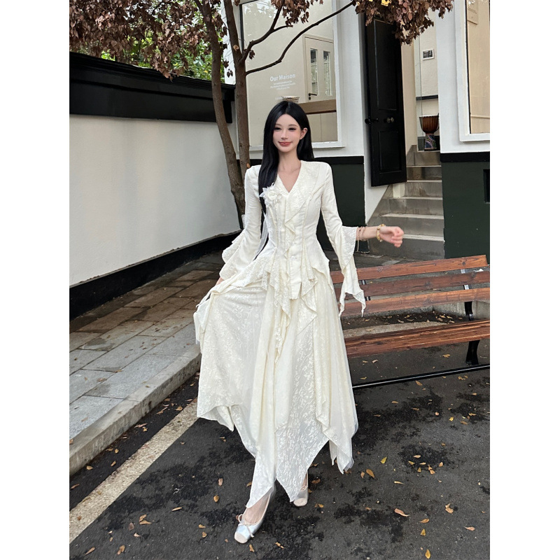 Dvodjelni set: top s dugim rukavima i nesimetrična suknja s corsage; materijal: akril; proljeće 2025; gradski stil