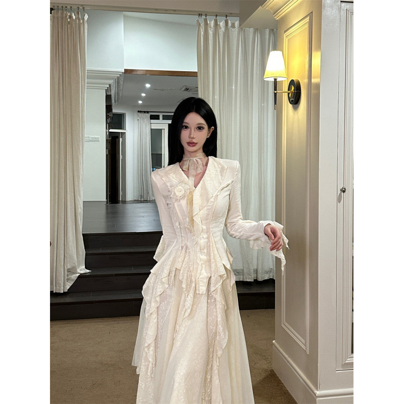 Dvodjelni set: top s dugim rukavima i nesimetrična suknja s corsage; materijal: akril; proljeće 2025; gradski stil