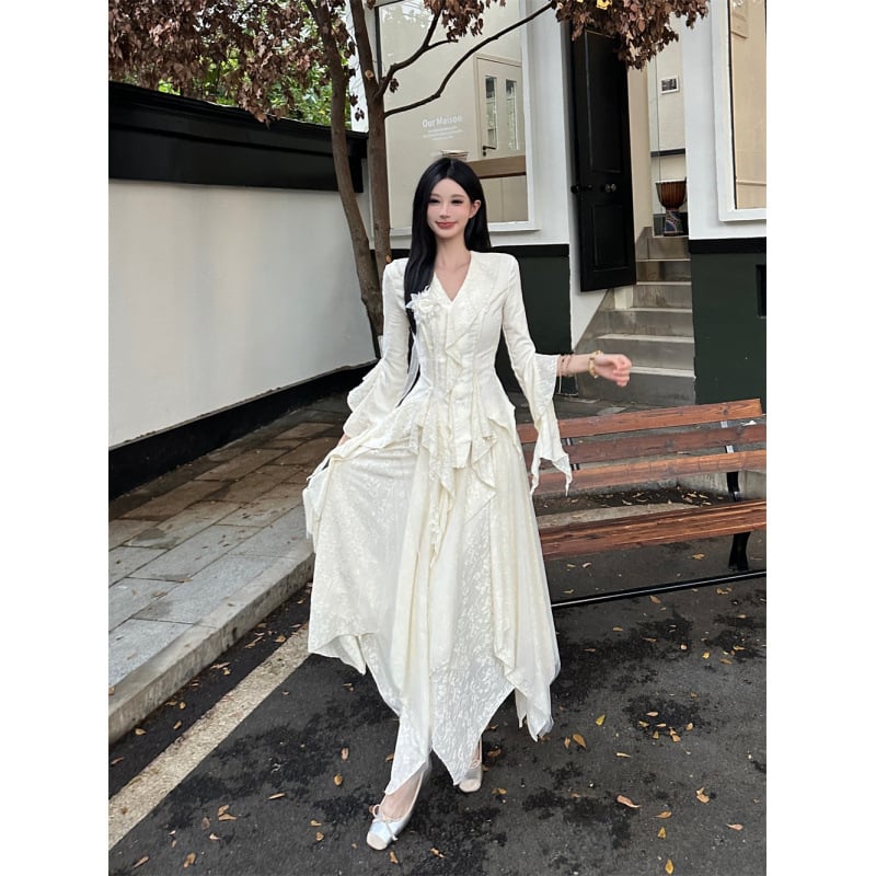 Dvodjelni set: top s dugim rukavima i nesimetrična suknja s corsage; materijal: akril; proljeće 2025; gradski stil