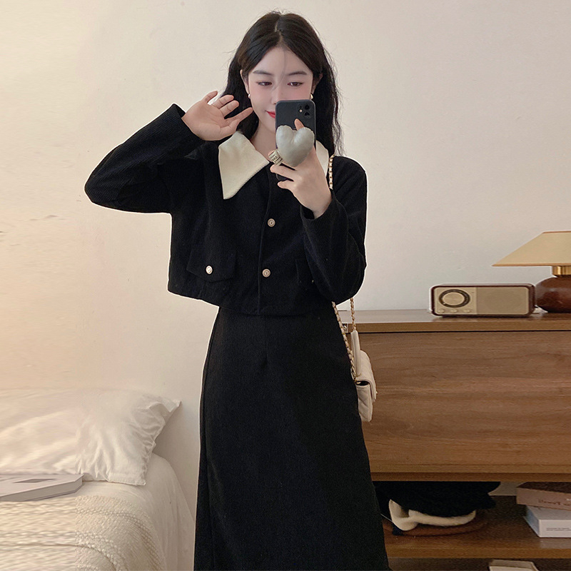 Corduroy dviejų dalių moterų kostiumas su ilgu sijonu – ilgas sijonas, 70–80% poliesterio, rudens-žiemos 2025 leidimas, aukštos mangano rūgštinis plovimas, miesto elegantiškas kasdieninis stilius.