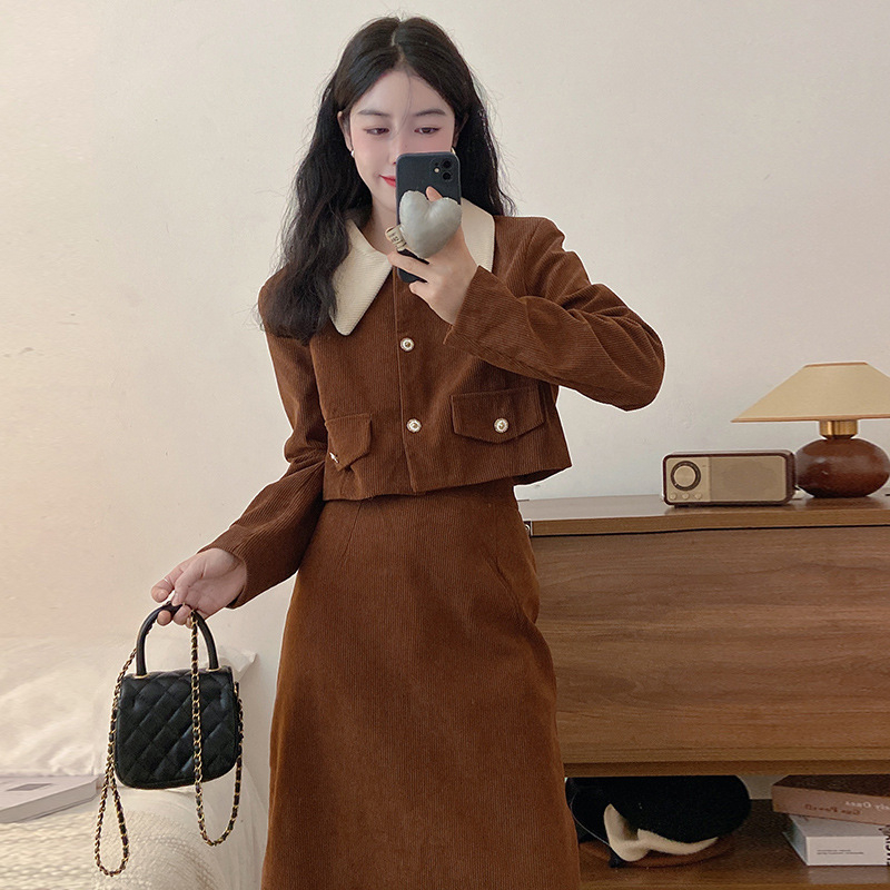 Corduroy divdaļīgs sieviešu kostīms ar garu svārku – garā svārka, 70–80% poliesteris, rudens-ziemas 2025 izdevums, augsta mangāna skābes mazgāšana, urbāns elegantais stils darbam.