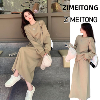 Sievišķīgs divdaļīgs svārku-kostīms ar džemperi, mini svārki, gūžas pārklājums, slaidinošs dizains (avju vilna, PVC, druka un krāsošana, 2025. gada pavasaris, Unique zīmols, Royal Sister stils)