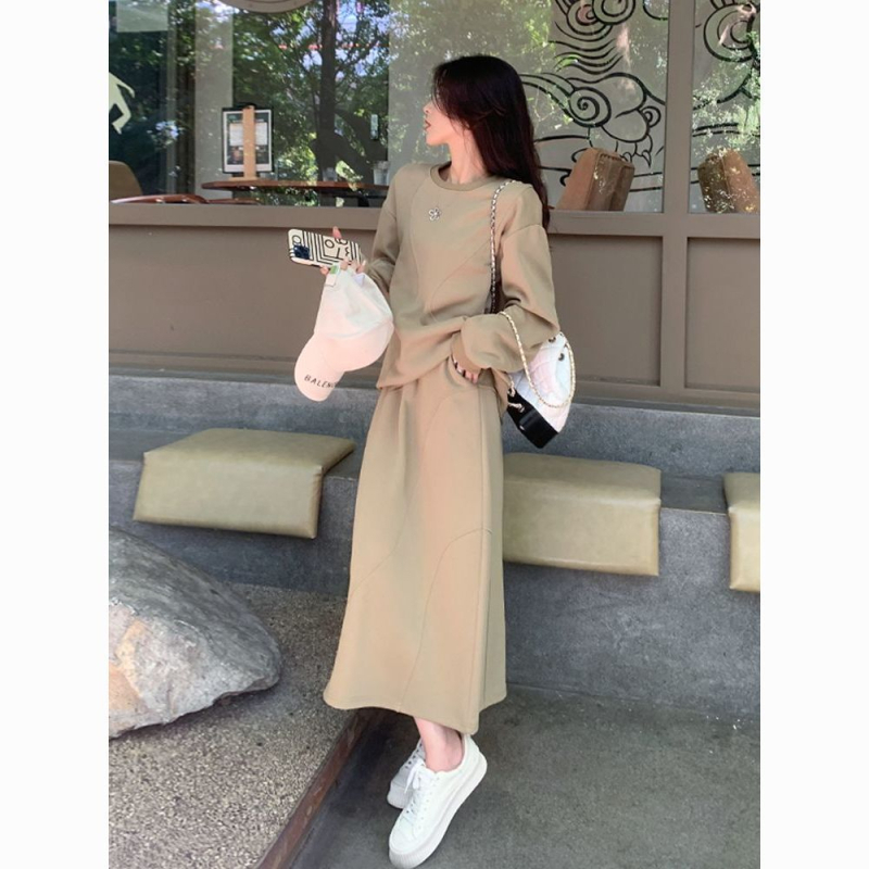 Moterų dviejų dalių sijonų kostiumas su megztiniu, mini sijonas, klubų dengimas, liekninantis dizainas (avies vilna, PVC, spausdinimas ir dažymas, 2025 m. pavasaris, Unique prekinis ženklas, Royal Sister stilius)