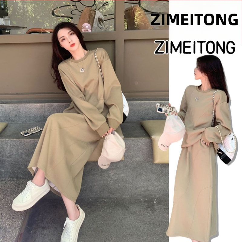 Sievišķīgs divdaļīgs svārku-kostīms ar džemperi, mini svārki, gūžas pārklājums, slaidinošs dizains (avju vilna, PVC, druka un krāsošana, 2025. gada pavasaris, Unique zīmols, Royal Sister stils)