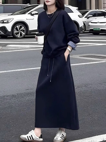 Divdaļīgs komplekts ar džemperi un midi svārkiem, kolāžas dizains, poliesteris 50–70%, japāņu/korejiešu ikdienas stils (rudens 2025)