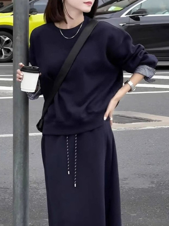 Divdaļīgs komplekts ar džemperi un midi svārkiem, kolāžas dizains, poliesteris 50–70%, japāņu/korejiešu ikdienas stils (rudens 2025)