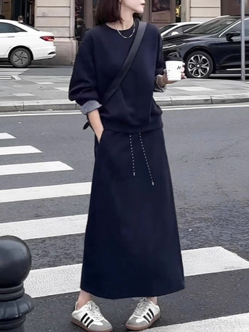 Divdaļīgs komplekts ar džemperi un midi svārkiem, kolāžas dizains, poliesteris 50–70%, japāņu/korejiešu ikdienas stils (rudens 2025)