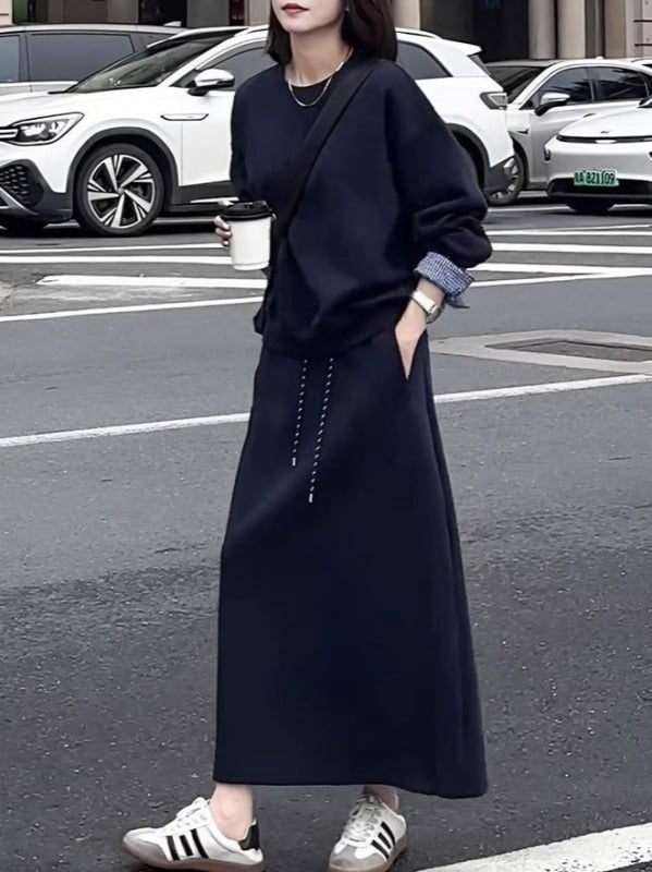 Dviejų dalių komplektas su džemperiu ir sijonu, koliažo dizainas, midi ilgio sijonas, poliesteris 50–70%, japonų/koreietiško laisvalaikio stilius (rudens 2025)