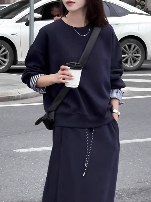 Divdaļīgs komplekts ar džemperi un midi svārkiem, kolāžas dizains, poliesteris 50–70%, japāņu/korejiešu ikdienas stils (rudens 2025)