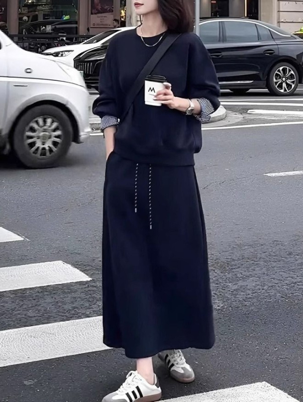 Divdaļīgs komplekts ar džemperi un midi svārkiem, kolāžas dizains, poliesteris 50–70%, japāņu/korejiešu ikdienas stils (rudens 2025)